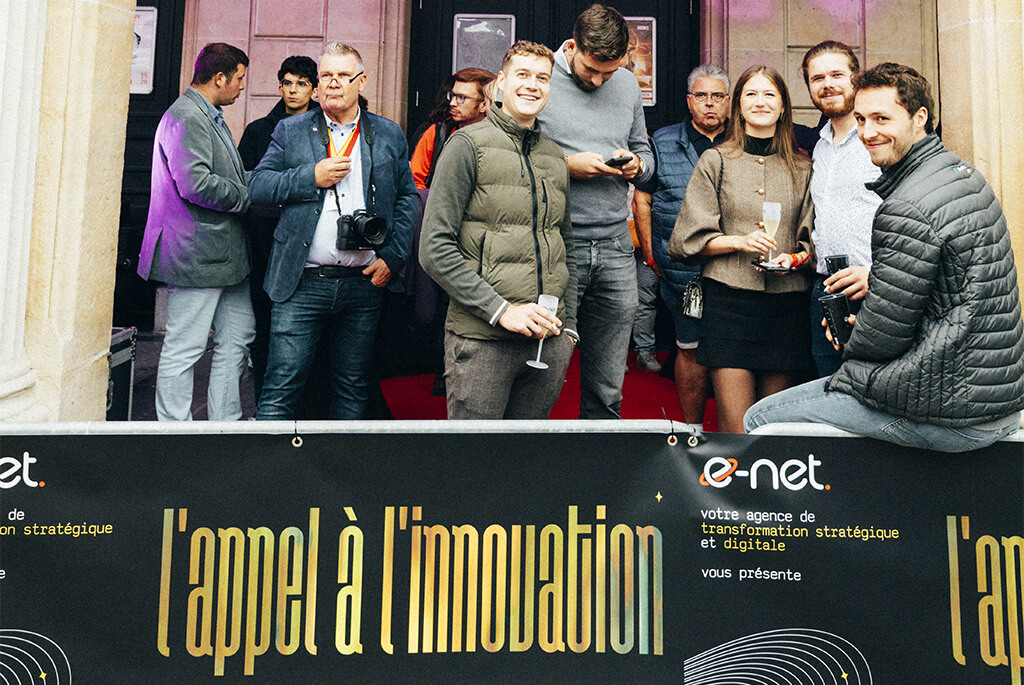 Une foule prenant la pose devant une bannière ou l'on peut lire "l'appel à l'innovation"