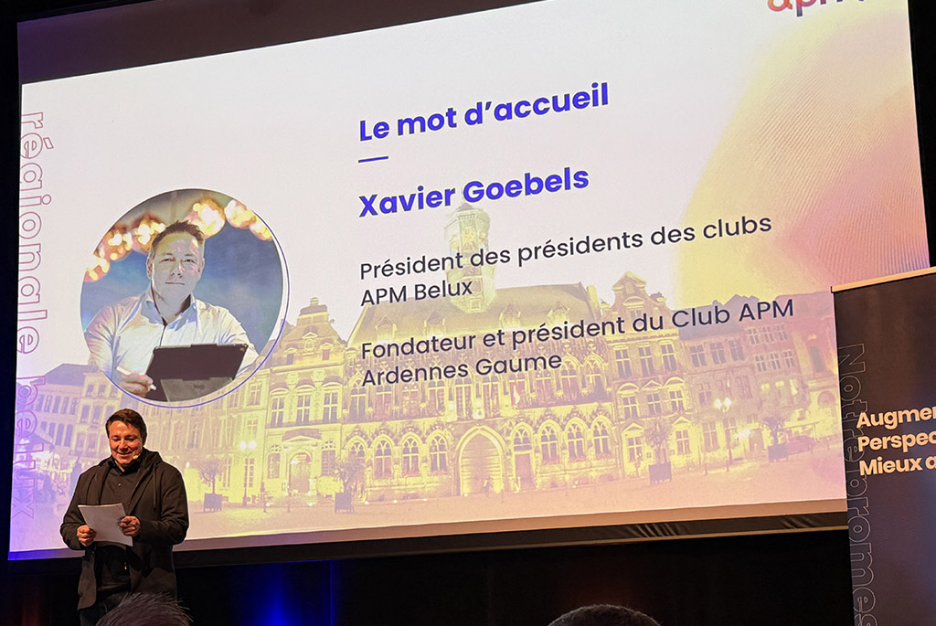 Xavier Goebels présentant le mot de d'accueil lors de l'ouverture de l'APM MONStrueuses 2025