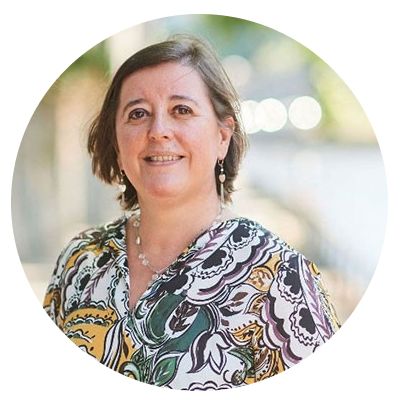 Annick Castiaux au bord de la Sambre.