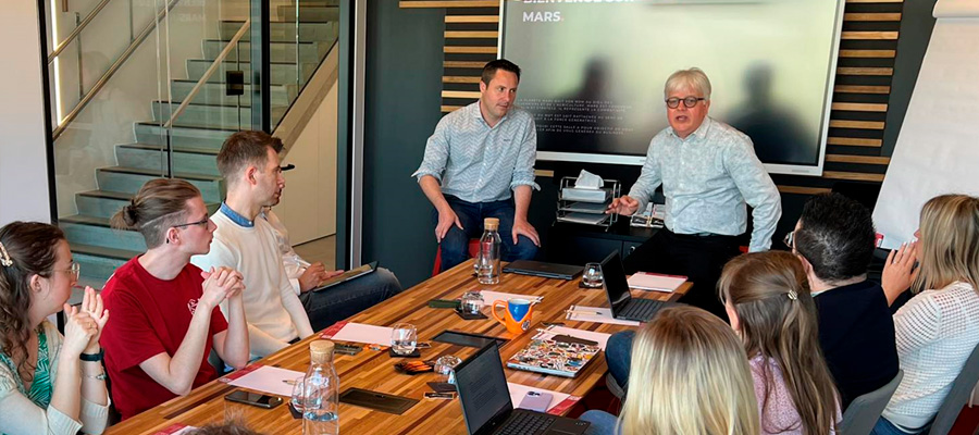 Collaborateurs enet attentifs face à leur interlocuteur