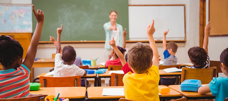 Enfants en classe avec leur professeure.