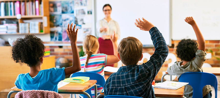 Enfant levant la main en classe