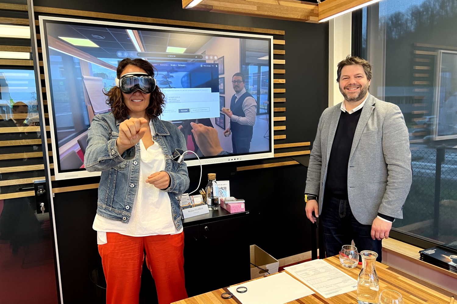 Essai de l'Apple Vision par Mme.Morreale aux côtés de Fabian Martin souriant.