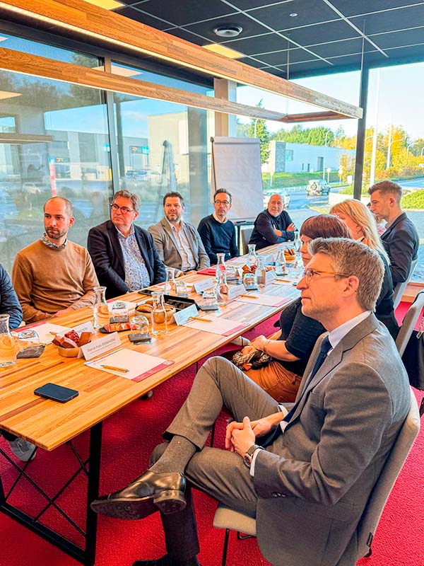 Les invités cités, attentifs à la présentation et à la discussion en cours chez e-net.