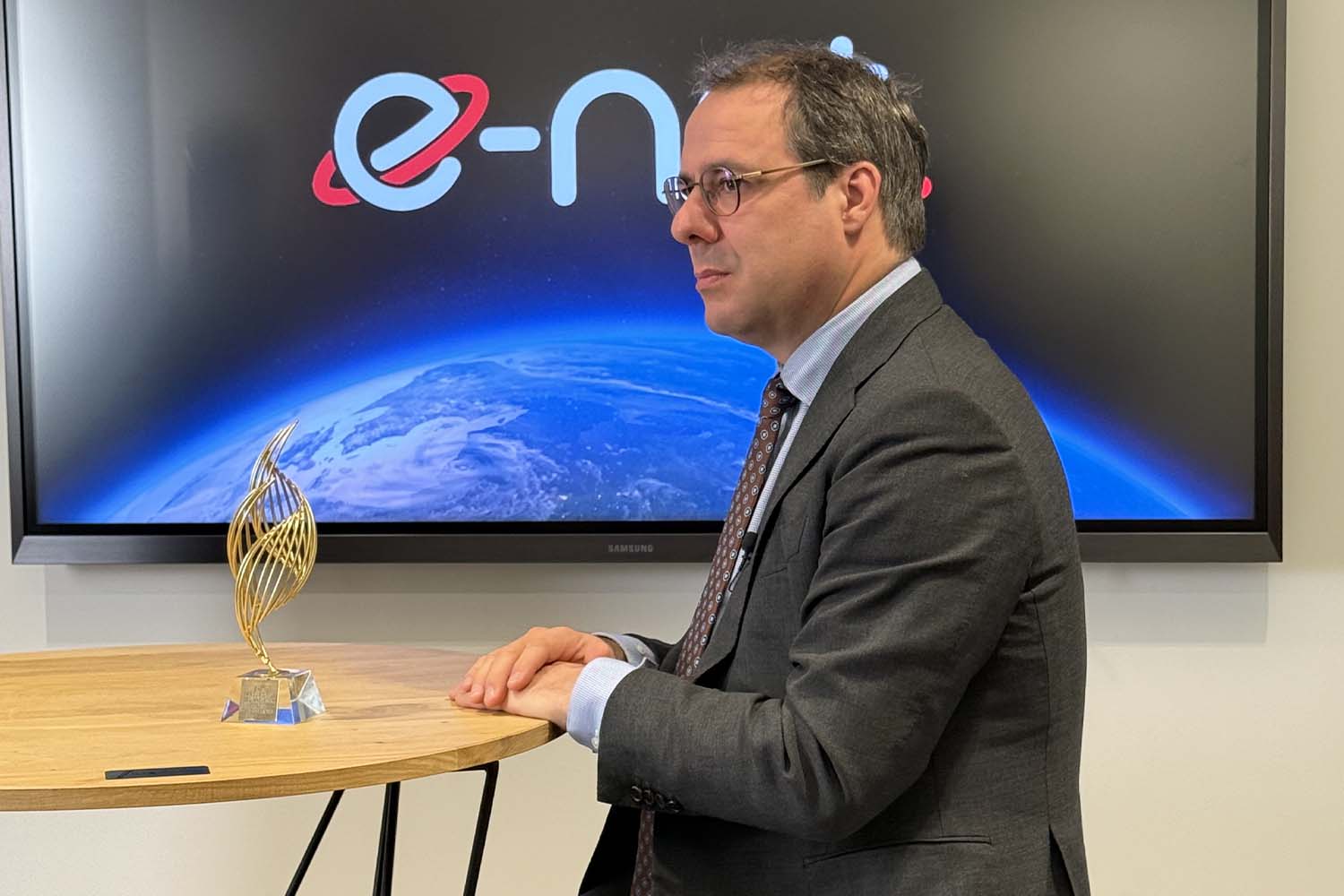 Portrait de David Clarinval à l’écoute d’un collaborateur.