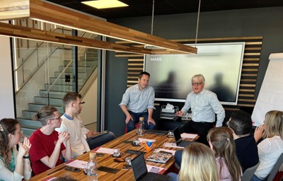 Réunion avec les collaborateurs e-net, attentif-ve-s à leur interlocuteur.