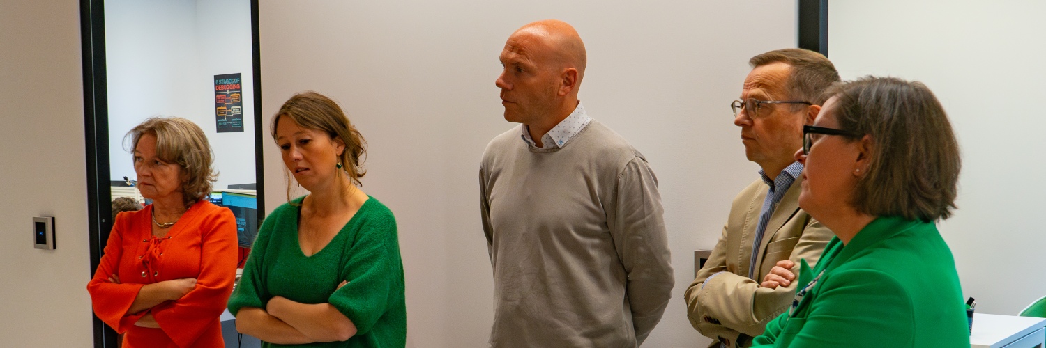 Invités présents lors de la journée, attentifs.