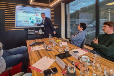 Intervention donnée par Nicolas Pourbaix à des personnes attentives.