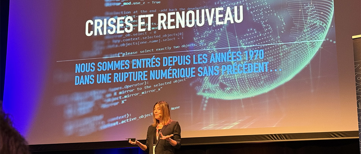 Nelly Labère, essayiste et chercheuse, intervient lors d’une conférence et propose une analyse originale de notre époque, mettant en lumière les cycles historiques pour mieux comprendre et anticiper les transformations actuelles."