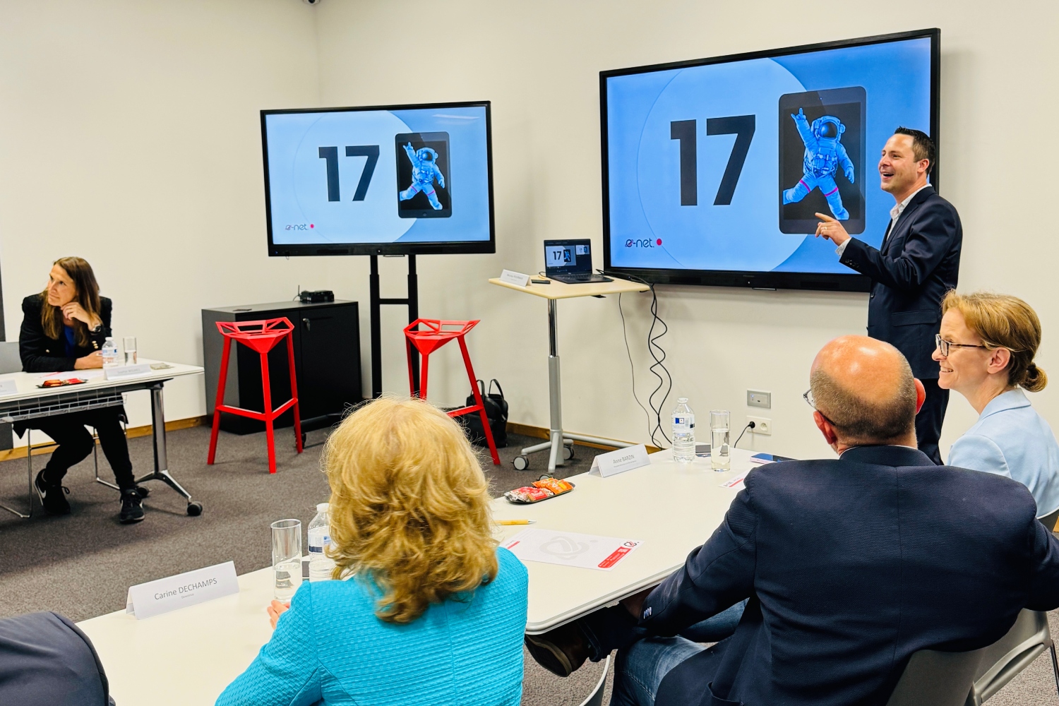 Présentation donnée par Nicolas Pourbaix devant ses invités d'honneur. Les personnes présentes sont concentrées et détendues.