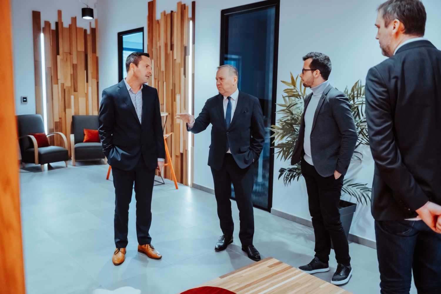 Denis Mathen discutant avec Nicolas Pourbaix dans les locaux d'e-net.