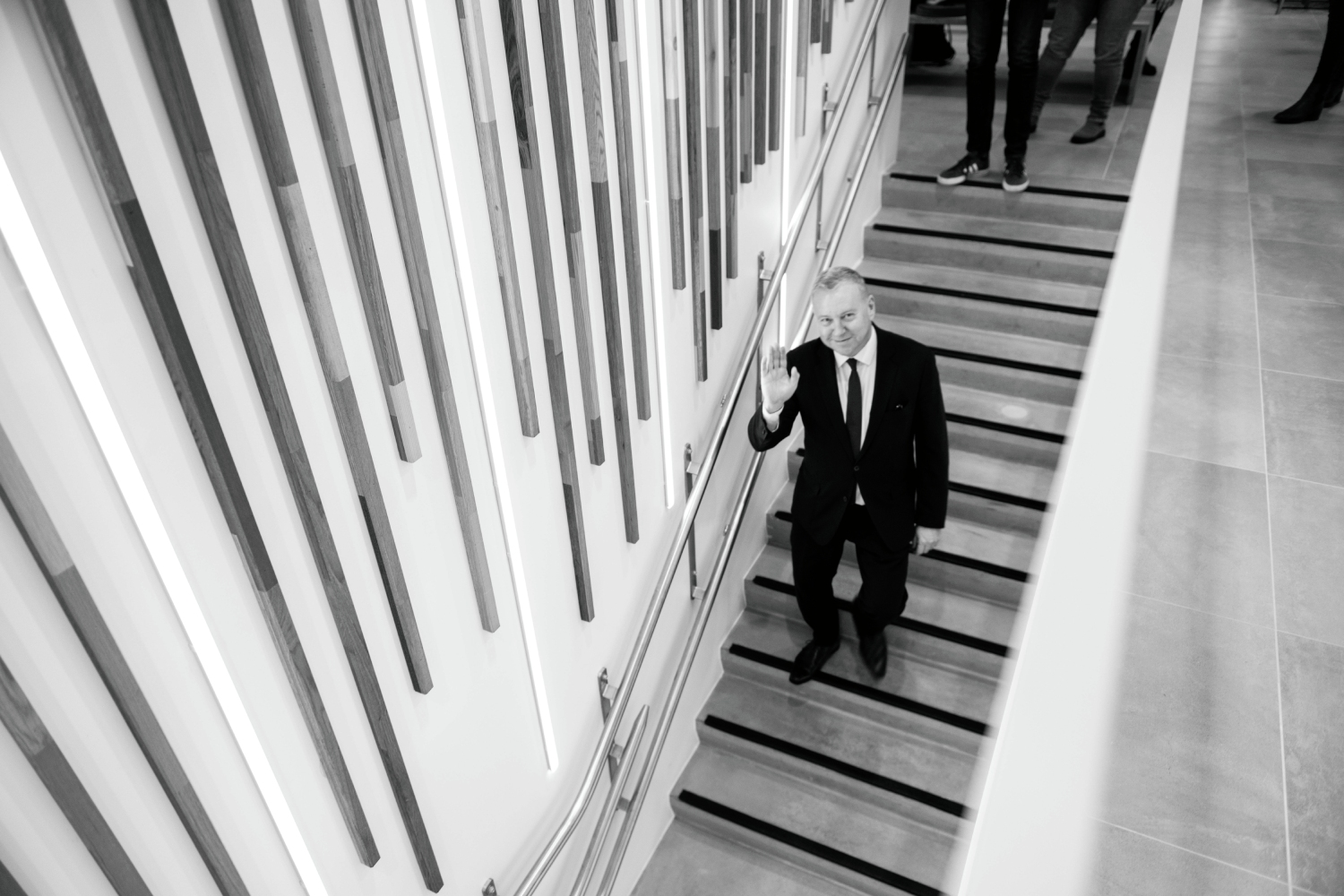 Denis Mathen saluant lors de son départ d'e-net.