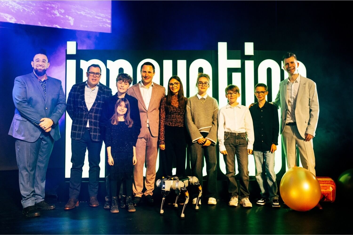 Les enfants d&rsquo;ABP Robotics entour&eacute;s de Lucas Dufossez, Simon Arquin, Nicolas Pourbaix et Sacha Peiffer, aux c&ocirc;t&eacute;s du chien robot.