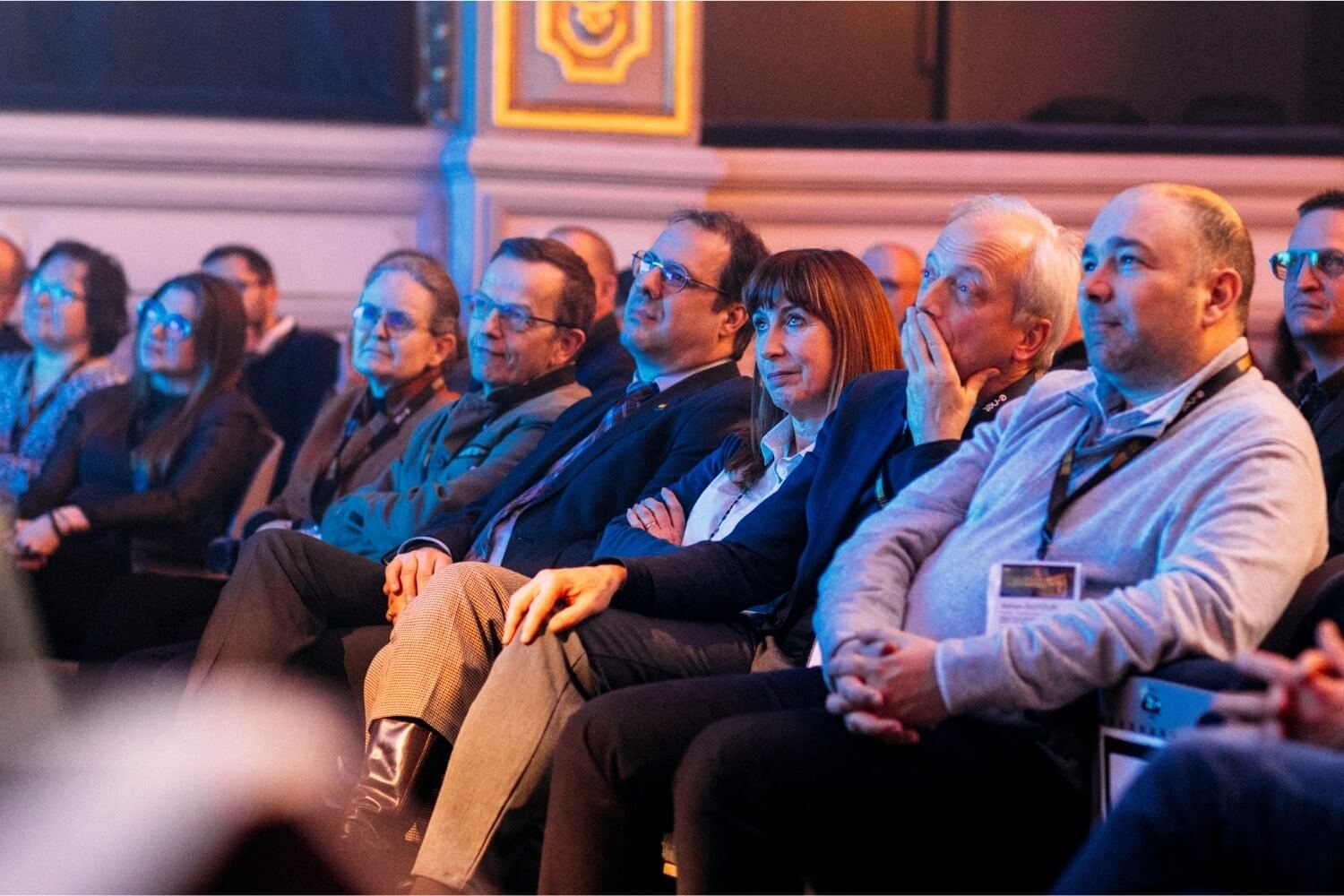 Personnalit&eacute;s et invit&eacute;s assis au premier rang lors de l&rsquo;Appel &agrave; l&rsquo;Innovation, public attentif suivant une intervention dans une salle de conf&eacute;rence.