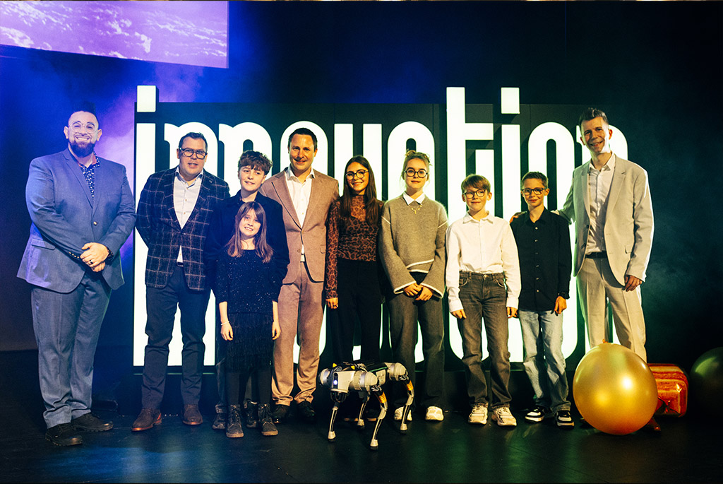 Les enfants d&rsquo;ABP Robotics entour&eacute;s de Lucas Dufossez, Simon Arquin, Nicolas Pourbaix et Sacha Peiffer, aux c&ocirc;t&eacute;s du chien robot.