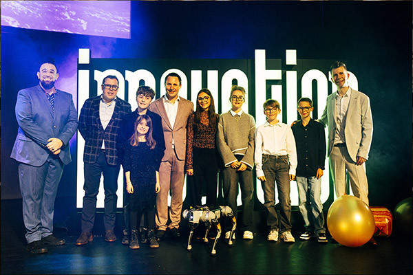 Les enfants d’ABP Robotics entourés de Lucas Dufossez, Simon Arquin, Nicolas Pourbaix et Sacha Peiffer, aux côtés du chien robot.