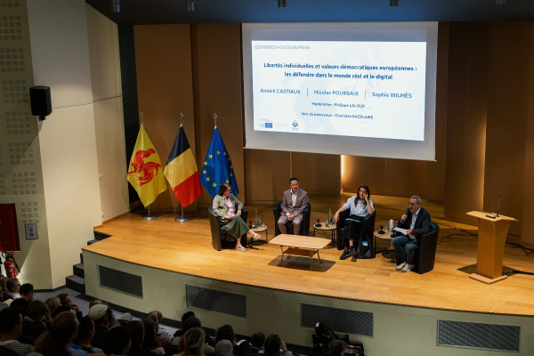 Compte rendu de la table ronde du Parlement européen à la Bourse de Namur : Sophie Wilmès, Annick Castiaux et Nicolas Pourbaix débattent des libertés, de la démocratie et de l'intelligence artificielle