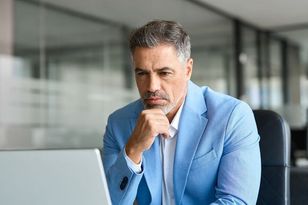 Équipe e-net. lab analysant le Droit au rebond et ses impacts PME