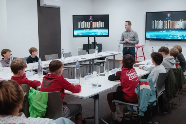 Jeunes footballeurs participant à un atelier sur les réseaux sociaux