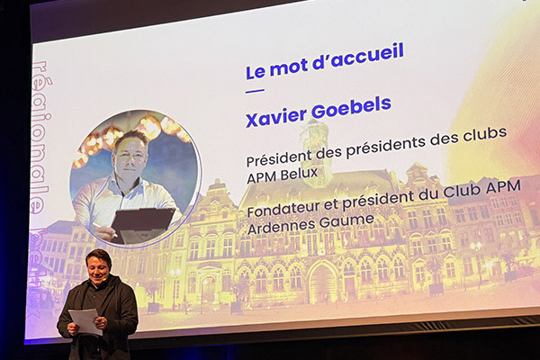 Xavier Goebels présentant le mot de d'accueil lors de l'ouverture de l'APM MONStrueuses 2025