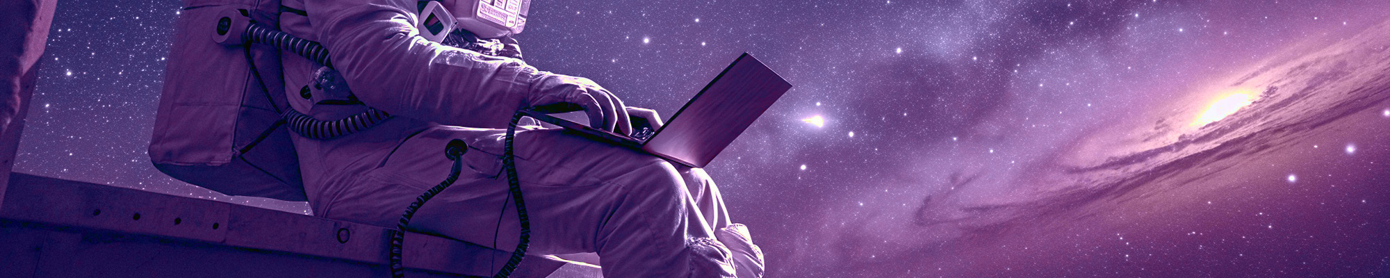 L'image montre un astronaute en combinaison spatiale flottant dans l'espace. L'astronaute est équipé d'un casque et semble utiliser un ordinateur portable ou un type d'appareil électronique. L'arrière-plan présente une vue ma