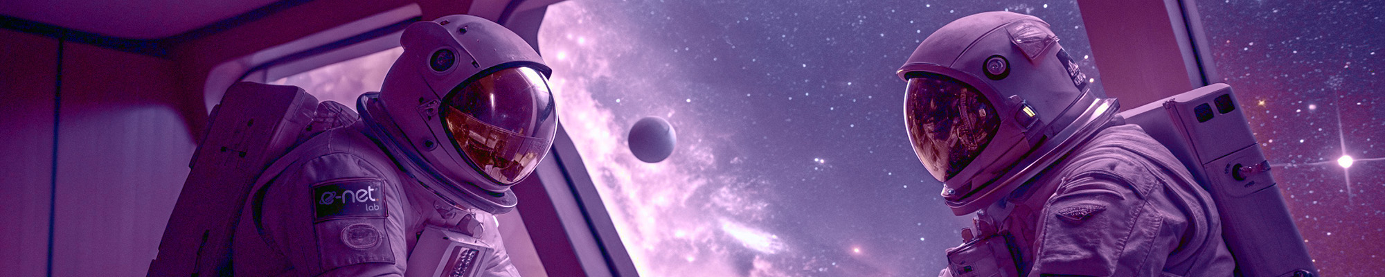 L'image montre deux astronautes en combinaisons spatiales à l'intérieur d'un vaisseau spatial. Les astronautes portent des casques et sont équipés pour une mission spatiale. À travers une grande fenêtre derrière eux, on peut voir une vue spectaculaire de 