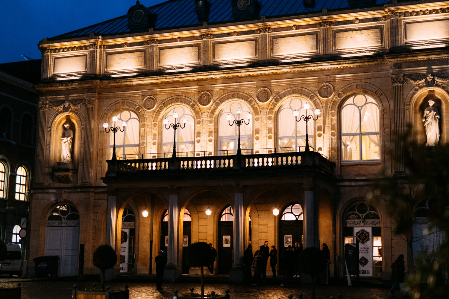 Façade illuminé du Théâtre Royal de Namur