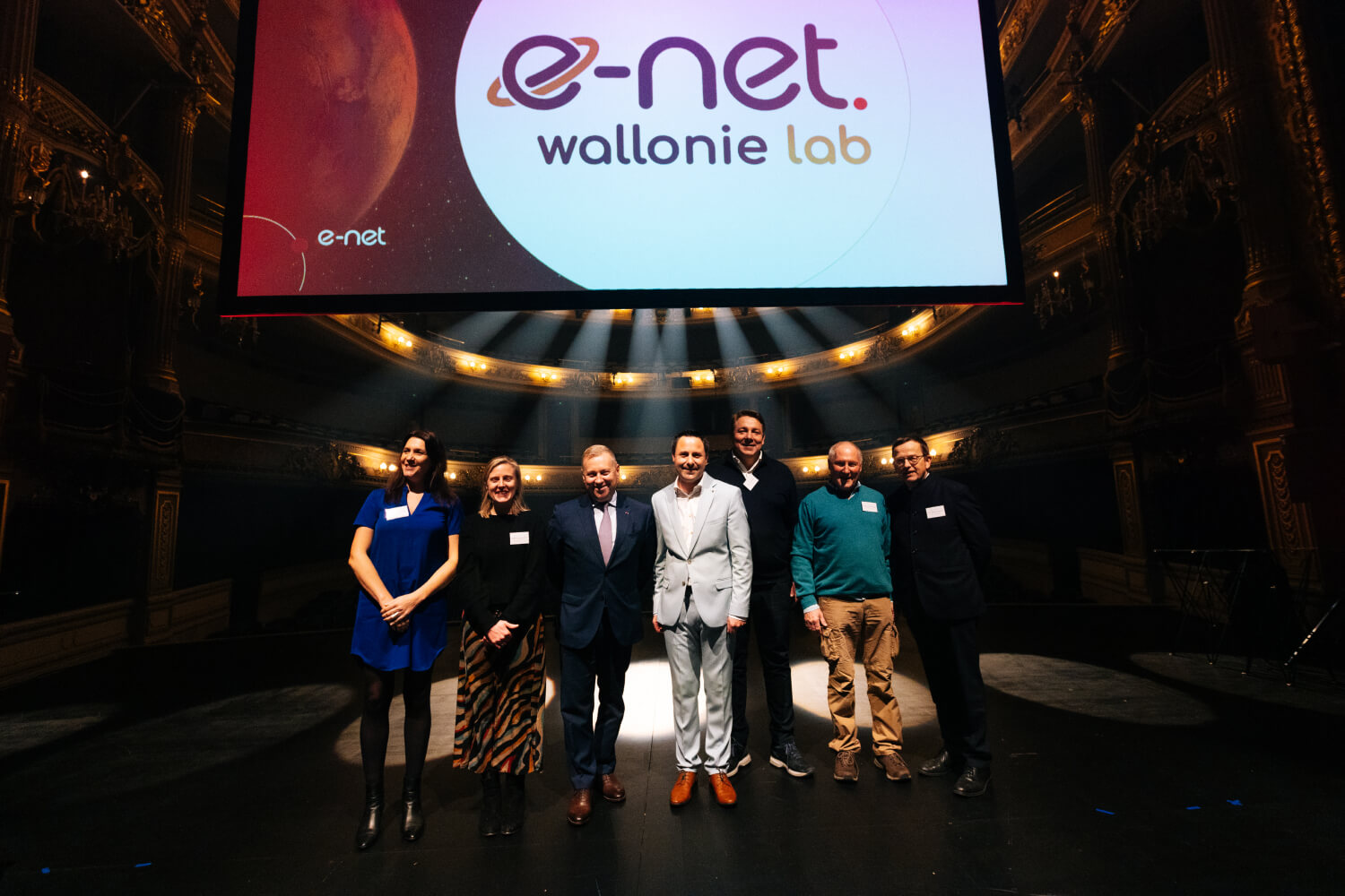 Présentation des contributeurs du e-net. wallonie lab face à la scène du théâtre.