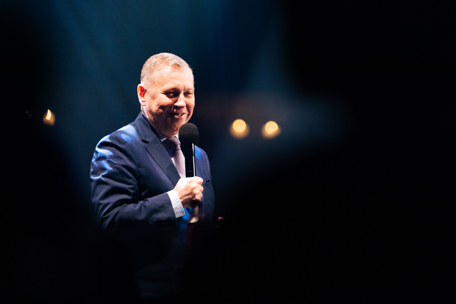 Portrait de Denis Mathen, gouverneur de Namur, prenant la parole durant l'évènement.