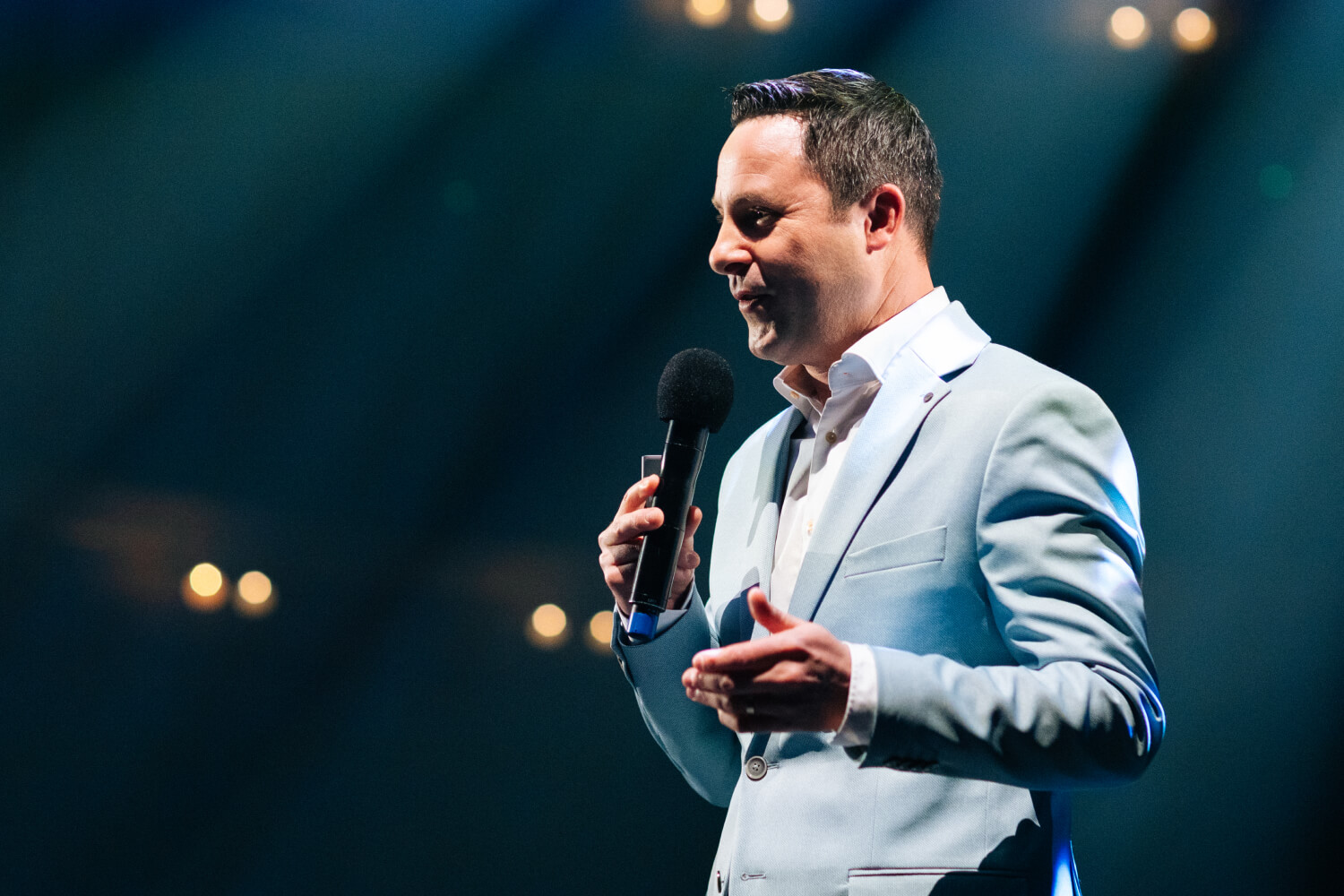 Portrait de Nicolas Pourbaix, directeur d'e-net., prenant la parole durant l'évènement.