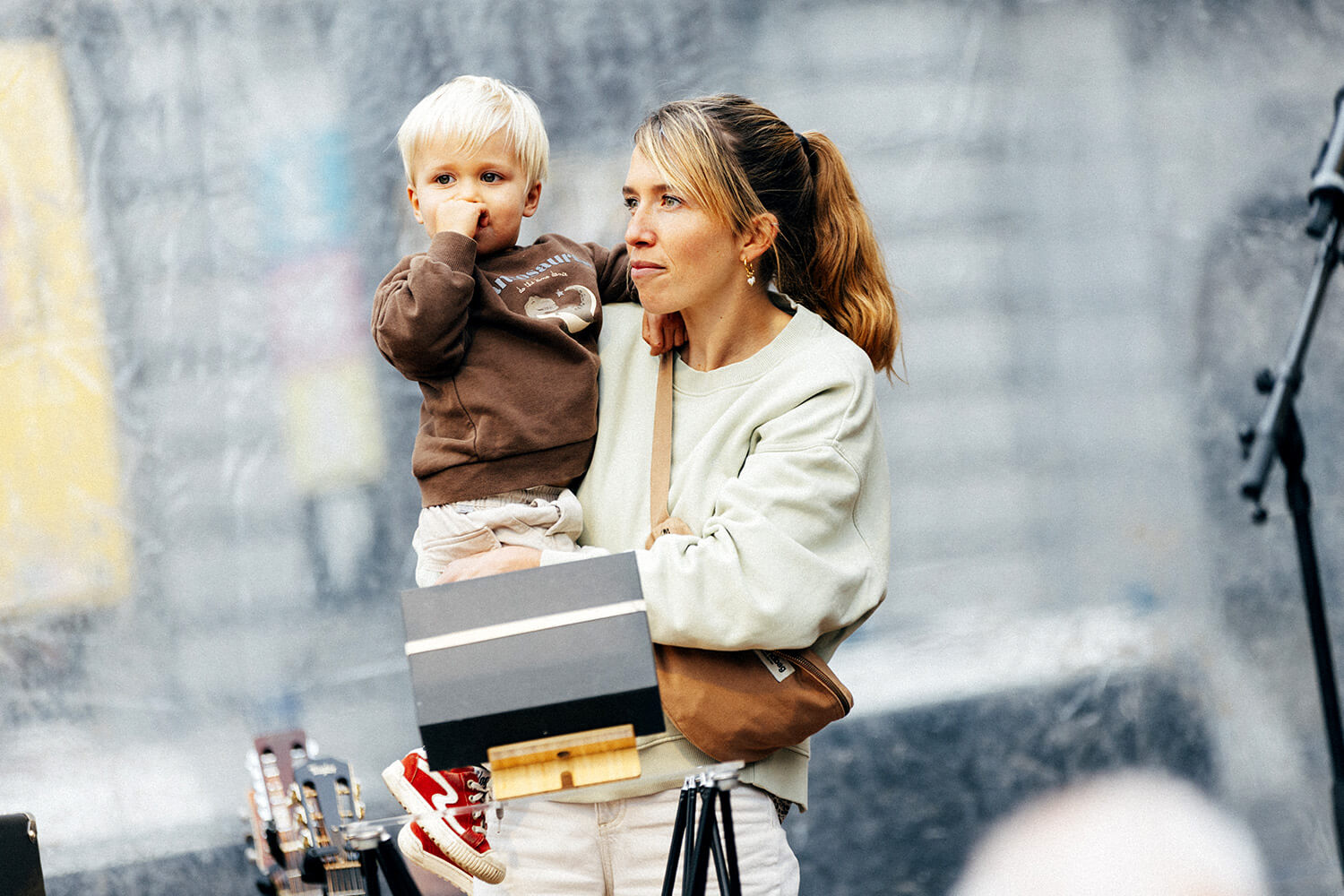 Une spectatrice et son enfant assistent à une démonstration de mentalisme. Benjamin Ghislain, en arrière-plan, observe la scène avec attention.
