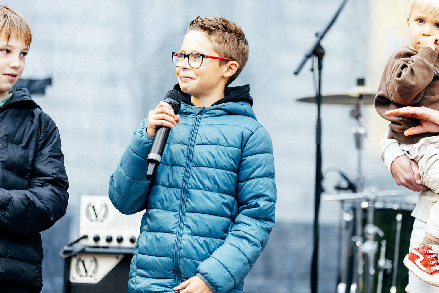 Un jeune spectateur s'exprime au micro lors de l'interaction avec Benjamin Ghislain.