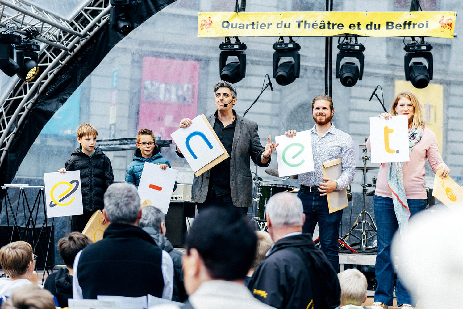 Benjamin Ghislain, mentaliste, pose aux côtés des spectateurs qui viennent de réaliser un tour d'illusion collective.