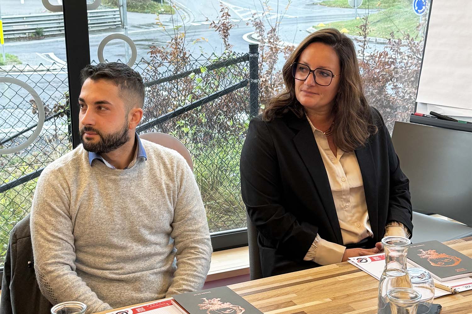 Massimo Guagenti et Optic Crombag écoutent attentivement durant la rencontre.