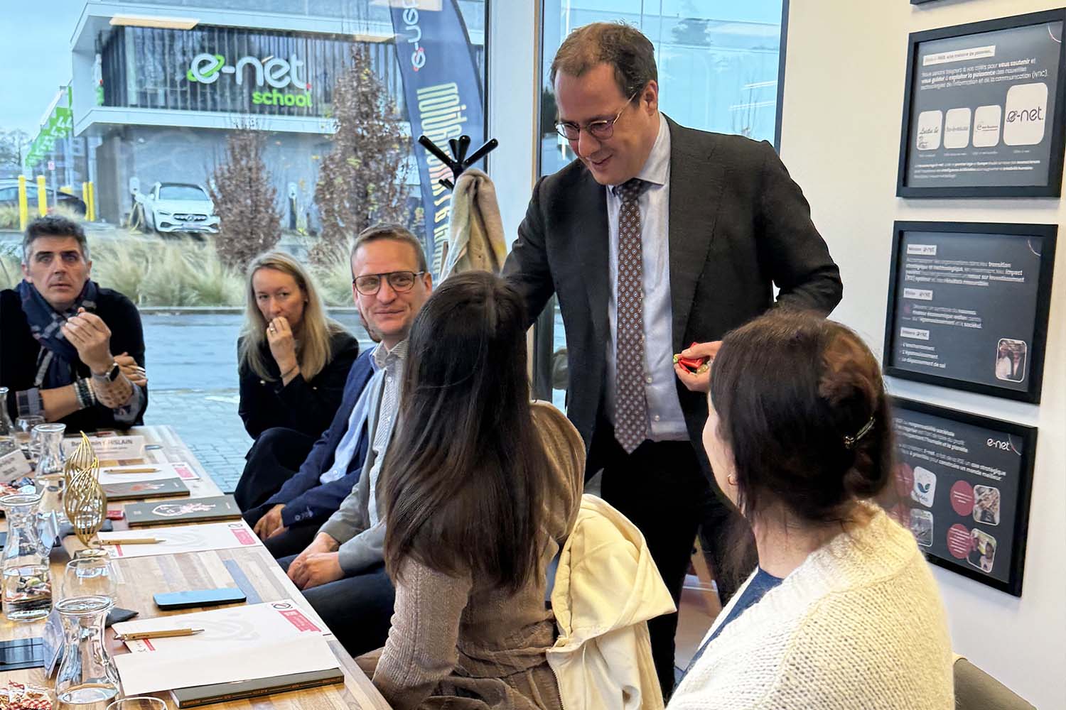 Distribution de chocolats par Monsieur Clarinval lors de la rencontre.