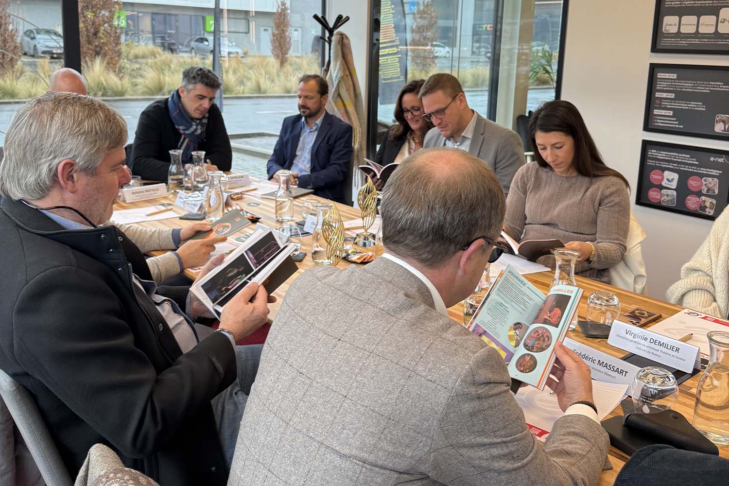 Le groupe consulte des documents lors de la rencontre.