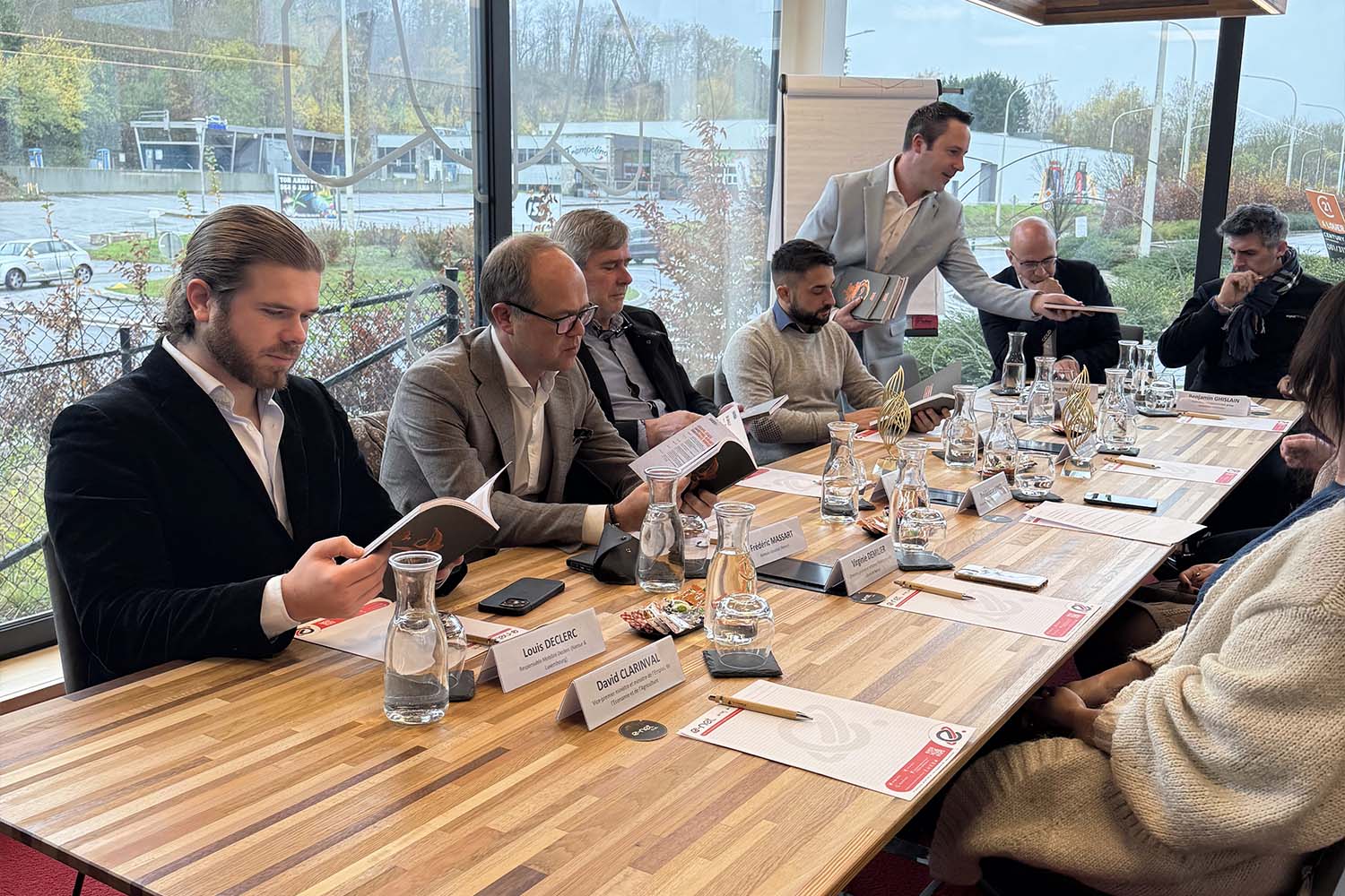 Distribution de documents aux membres de la réunion par Nicolas Pourbaix.