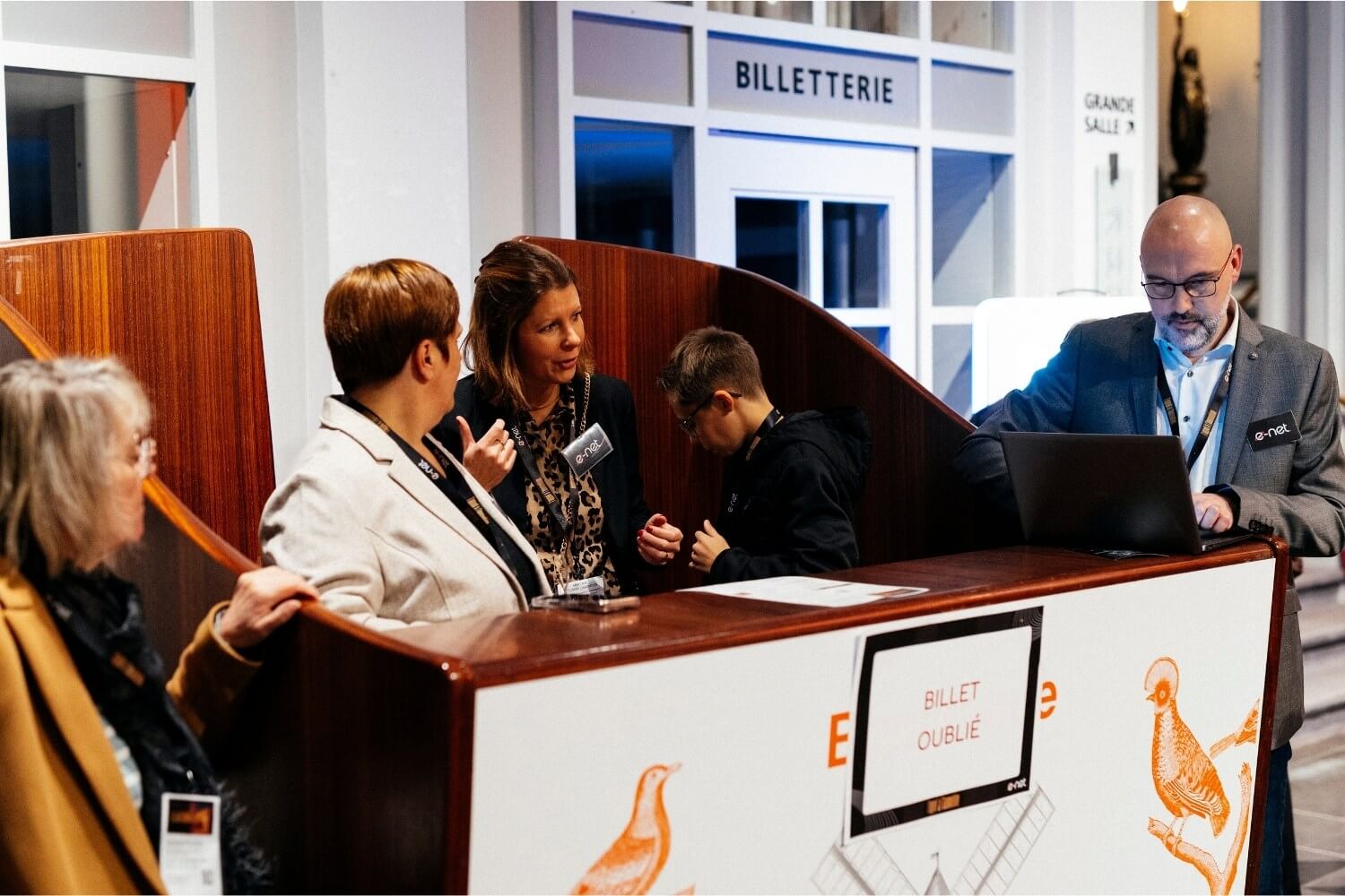 Accueil des participants à la billetterie du Théâtre Royal de Namur, où l’équipe e-net. accompagne les arrivées et incarne dès l’entrée une organisation humaine et attentive.