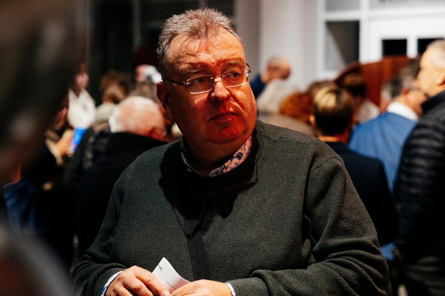 Participant installé dans la salle avant le début du spectacle, incarnant le temps de l’attente et de la curiosité avant l’ouverture de l’expérience.