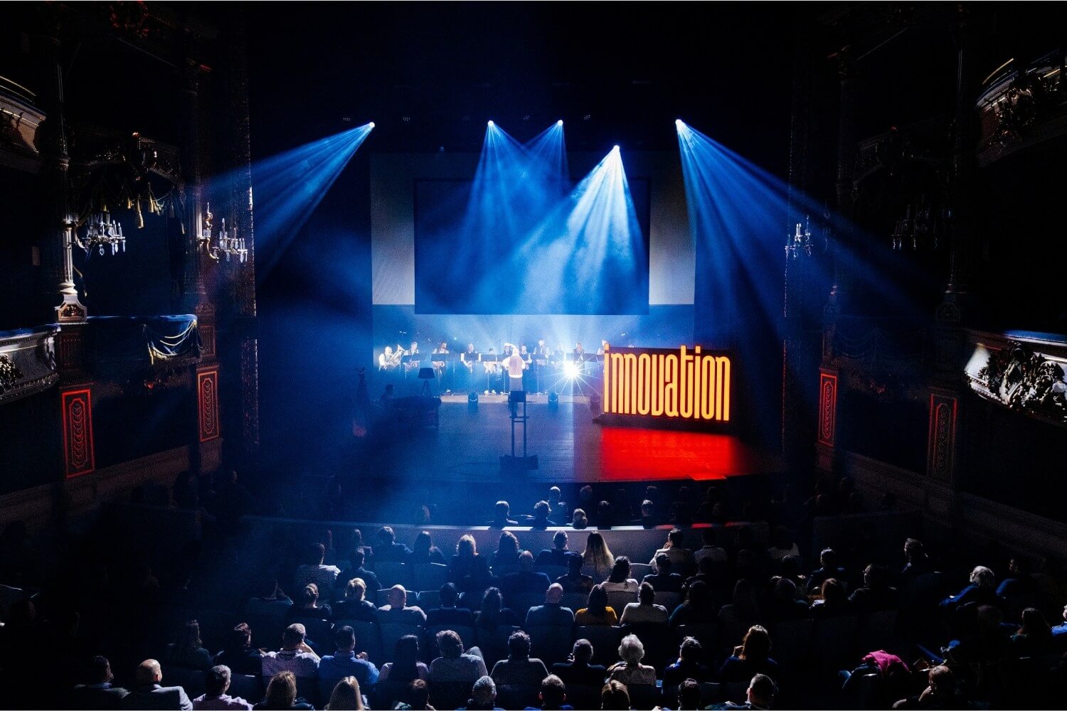 Vue immersive du Théâtre Royal de Namur rempli, où le public assiste à l’ouverture de l’appel à l’innovation 2026, dans une mise en scène mêlant émotion, technologie et narration collective.