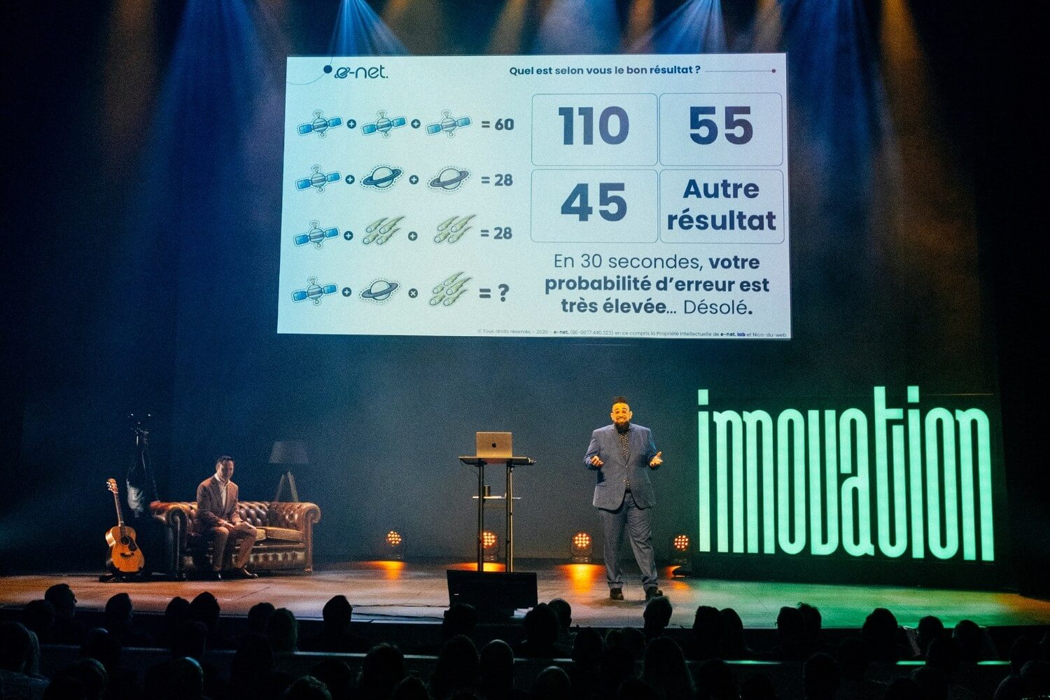 Lucas Dufossez anime une expérience cognitive sur scène, invitant le public à résoudre une énigme sous contrainte de temps, afin de révéler les limites humaines face à la pression et à la complexité.