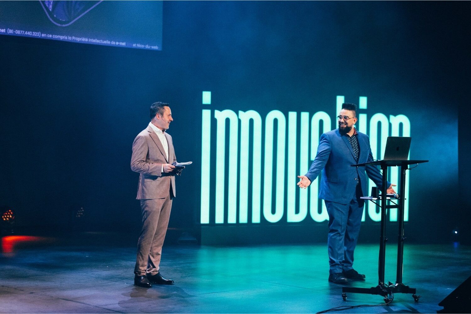 Nicolas Pourbaix et Lucas Dufossez échangent sur scène, incarnant la complémentarité Humain–IA entre vision stratégique, discernement humain et puissance d’exécution technologique.