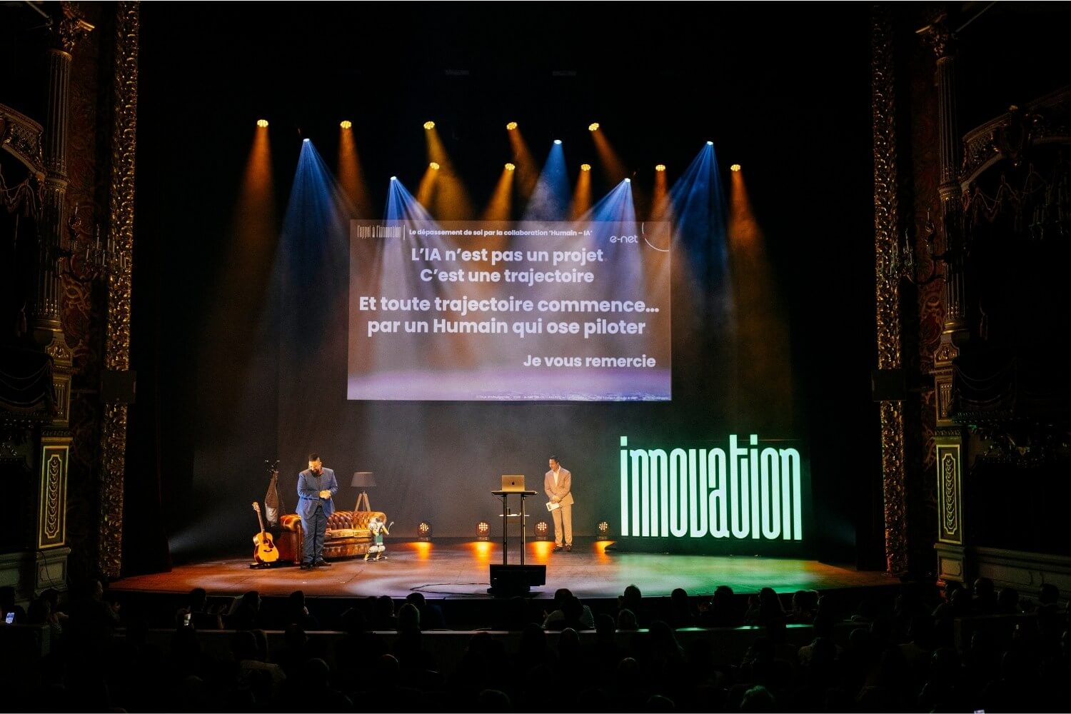 Vue d’ensemble de la scène du Théâtre Royal de Namur avec le message “L’IA n’est pas un projet, c’est une trajectoire”, rappelant que toute transformation commence par un humain capable de piloter avec discernement.