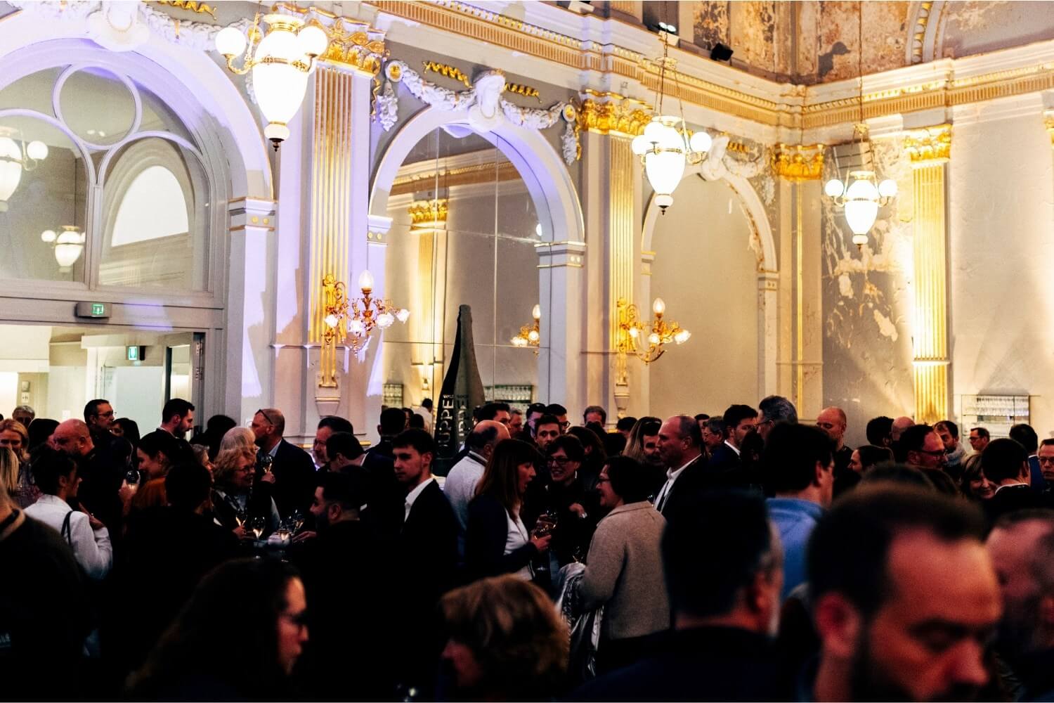 Participants échangent lors du moment de networking dans le hall.