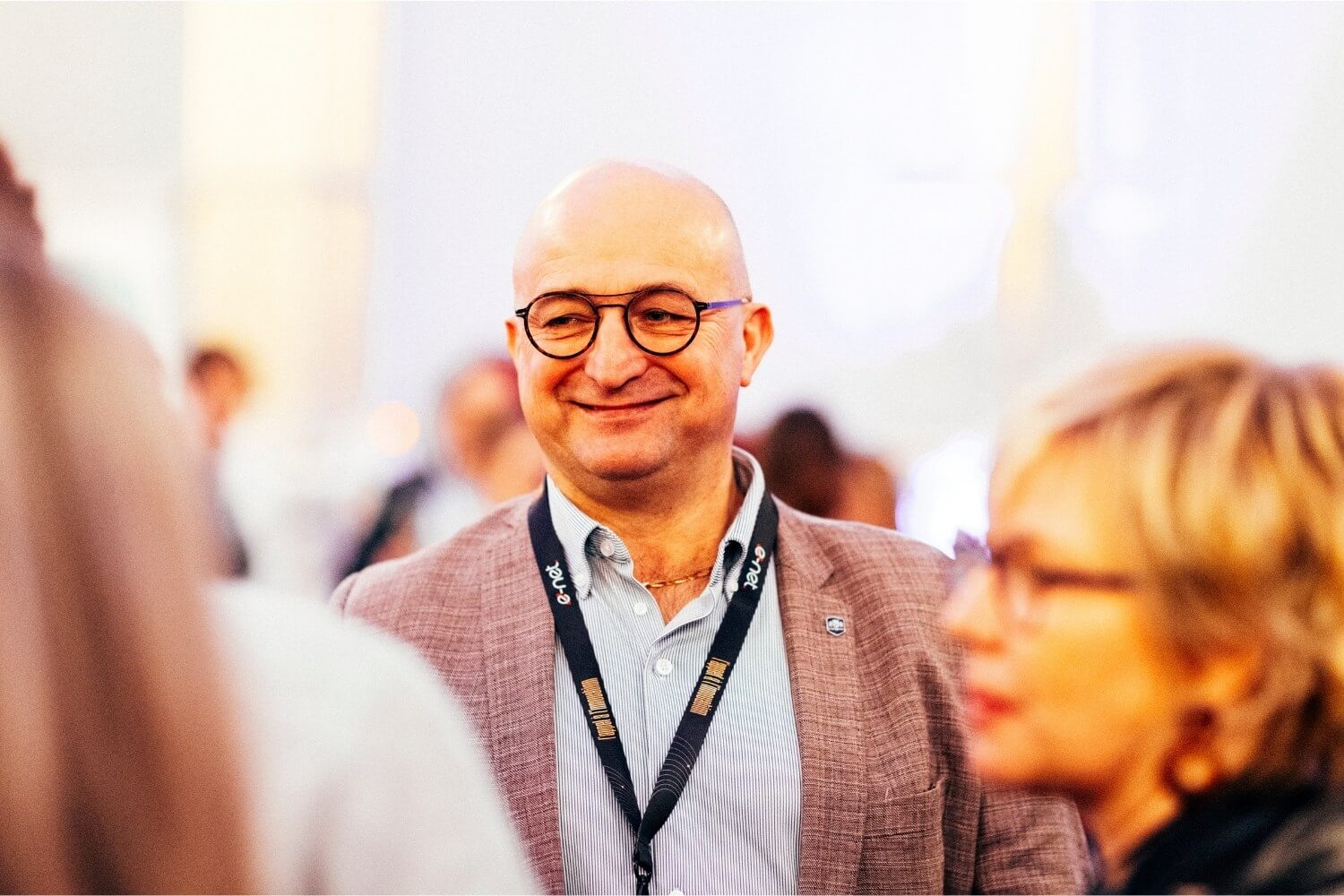 Participant souriant lors du temps d’échanges et de rencontres.