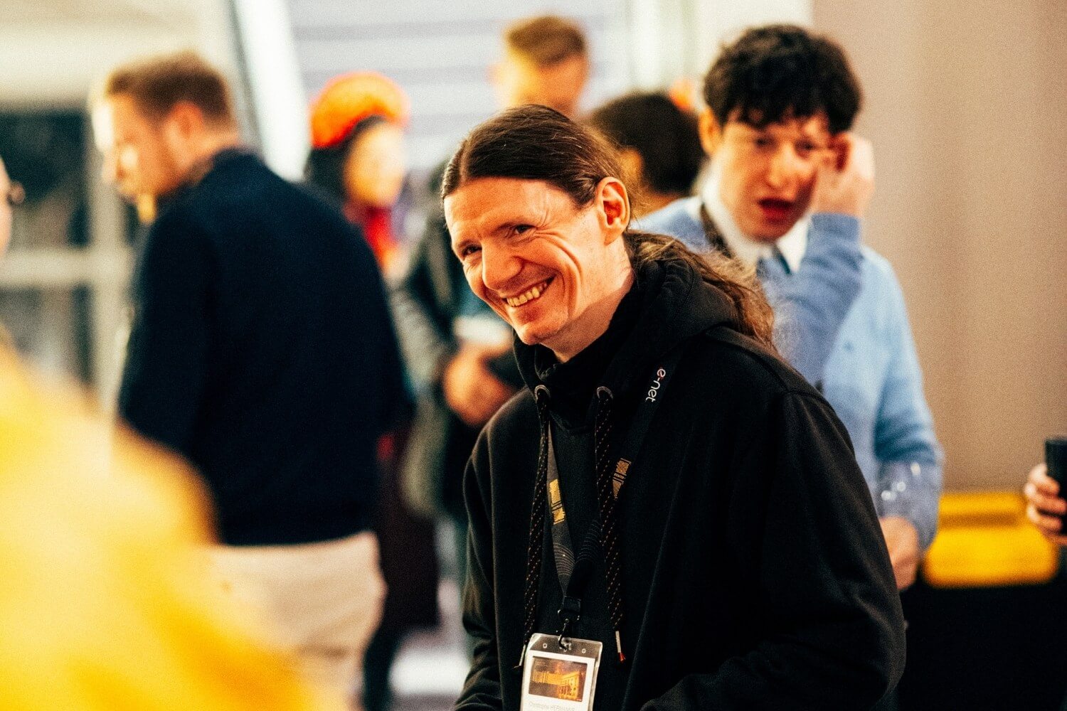 Participant souriant lors d’un moment de networking à l’Appel à l’Innovation, échanges informels entre professionnels dans une ambiance conviviale.