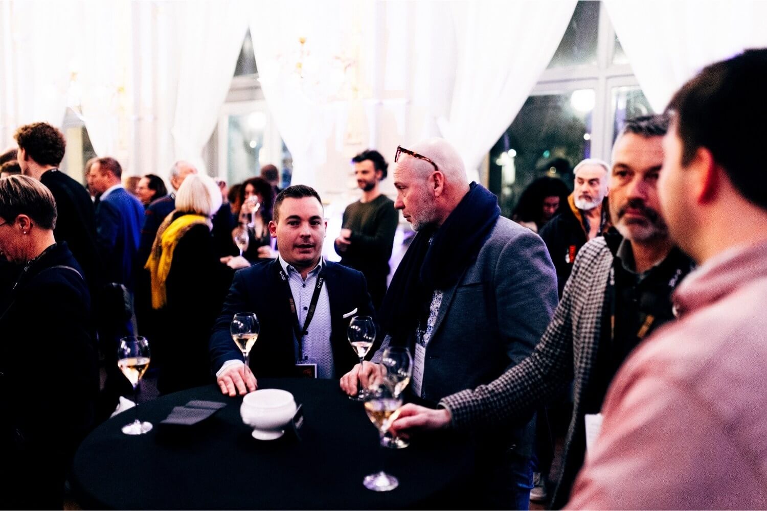 Échanges informels entre participants autour d’un verre.