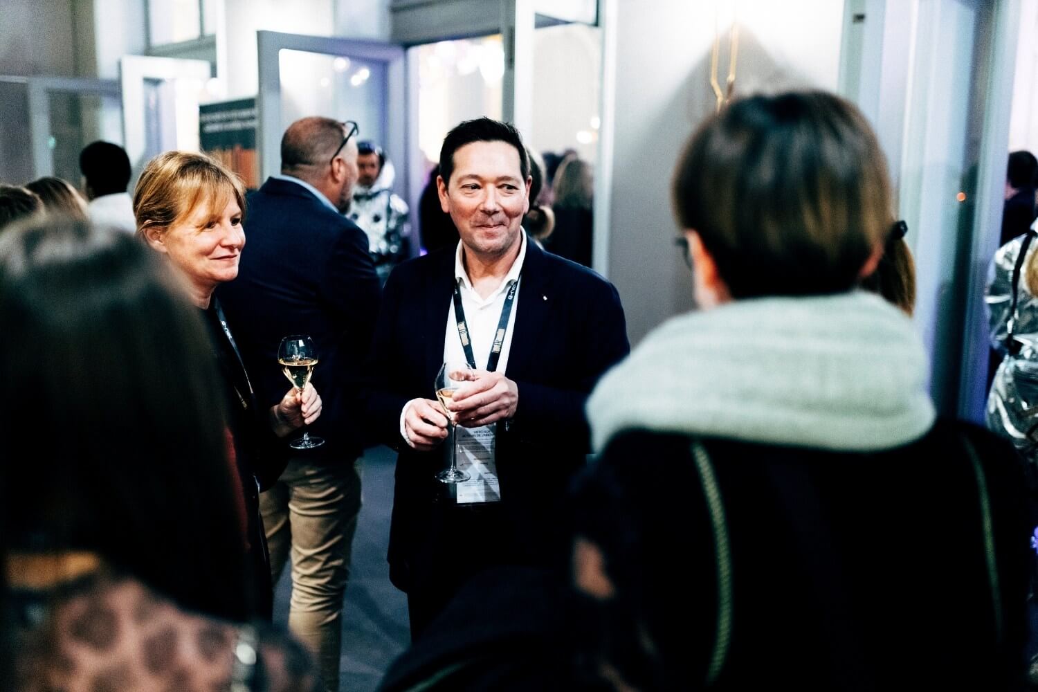 Discussion entre professionnels lors du cocktail de networking de l’Appel à l’Innovation, ambiance chaleureuse et collaborative.