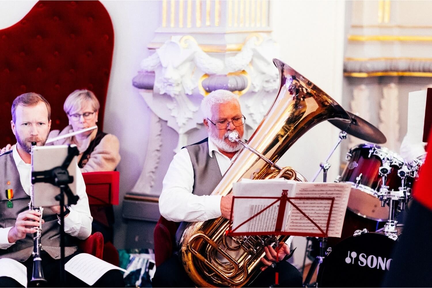 Ensemble musical jouant en arrière-plan du networking.