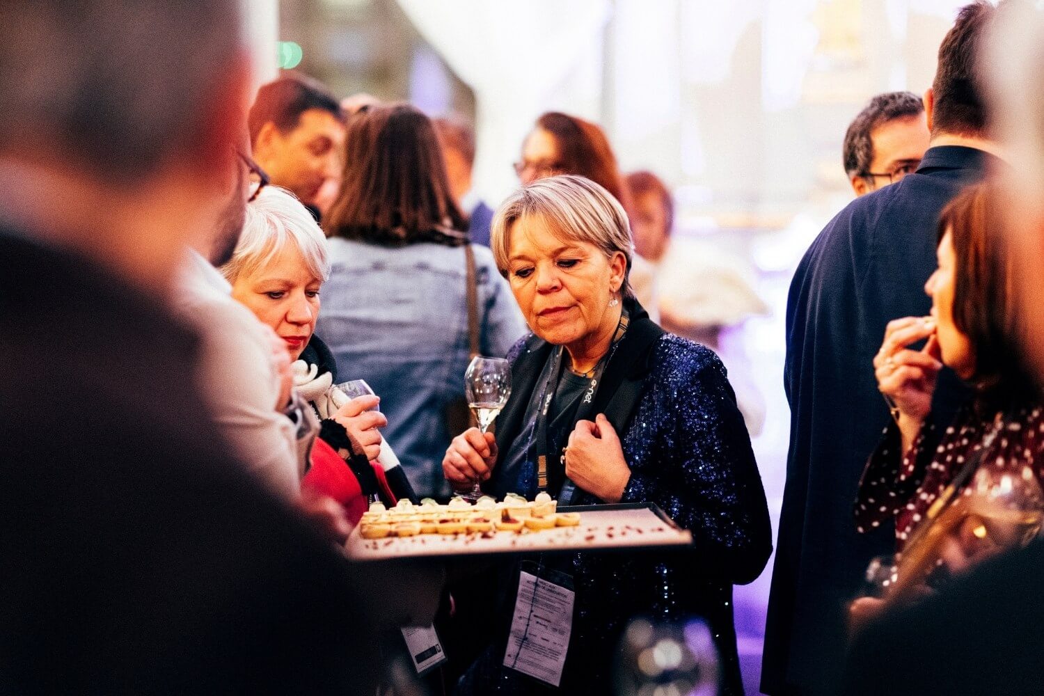 Échanges entre participants autour d’un verre pendant le networking de l’Appel à l’Innovation, discussions professionnelles dans un cadre lumineux.